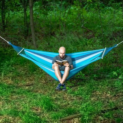 NILS NC9004 NIEBIESKI-CIEMNONIEBIESKI HAMAK Z DREWNIANĄ BELKA 70CM I METALOWYM UCHWYTEM NILS CAMP