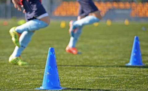 Pachołek wysoki z dziurami 38 cm