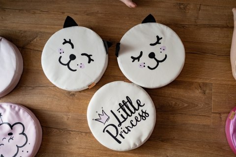 Poduszki białe ekoskóra KOTEK z uszkami 1 szt. 6 cm AKSON - Kotek - oczy w dół