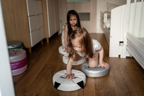 Poduszki białe ekoskóra KOTEK z uszkami 1 szt. 6 cm AKSON - Kotek - oczy w górę