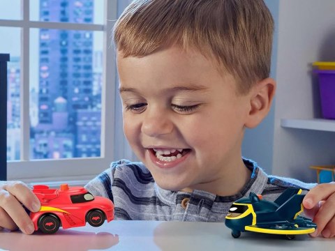 Zestaw autek DC BATWHEELS Pojazdy ze światłami Batwing Redbird ZA6046