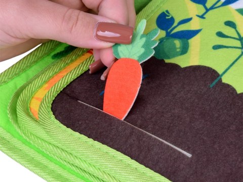 Filcowa książeczka manipulacyjna FARMA okienka naklejki na rzepy ZA6025